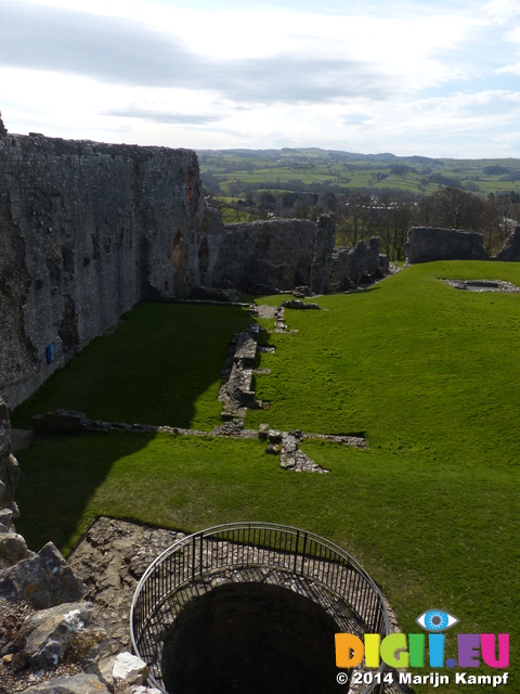 FZ003696 Denbigh Castle well and courtyard